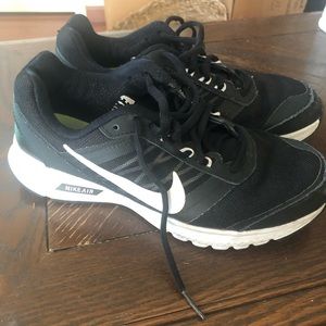 Nike Air Relentless 5 Black & White Size 6.5